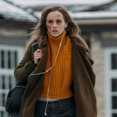 Suki Waterhouse em Séance